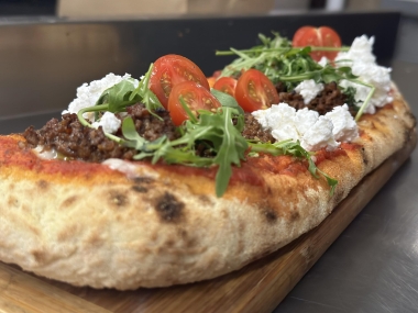 Pizza turcească (cu carne tocată, feta, măsline, roșii, ardei, ceapă)